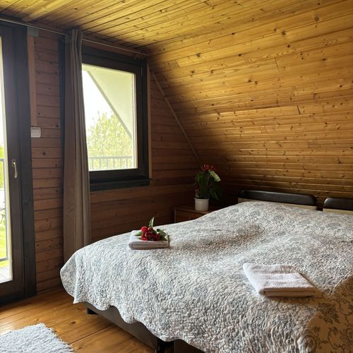 Apartament with jacuzzi cu vedere spre grădină cu 2 camere pentru 6 pers. (se poate solicita pat suplimentar)