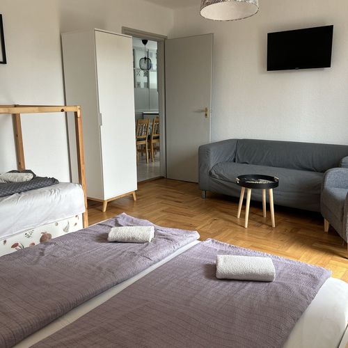 Apartman s klimatizací pro 4 os. se 2 ložnicemi na poschodí (s možností přistýlky)