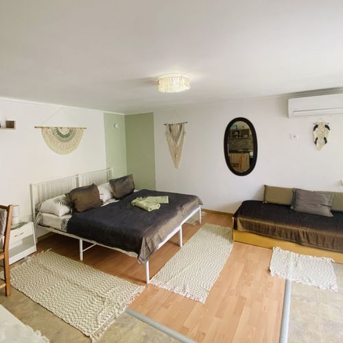Apartament studio cu vedere spre curte cu 1 camera pentru 2 pers. (se poate solicita pat suplimentar)