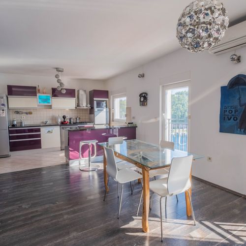 Apartament confort cu vedere spre mare cu 4 camere pentru 10 pers.