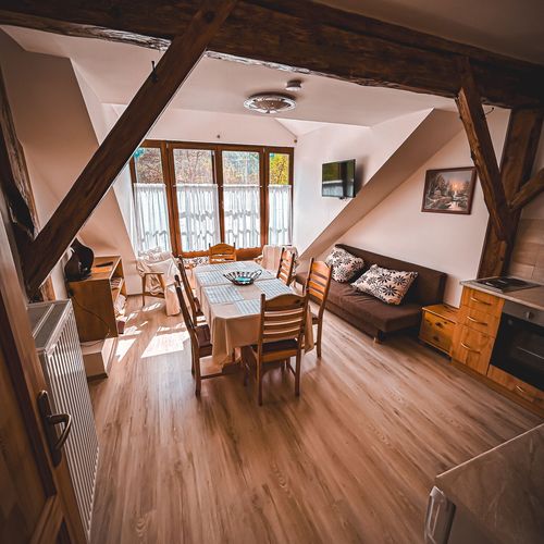 Apartament 7-osobowy na poddaszu z balkonem z 3 pomieszczeniami sypialnianymi