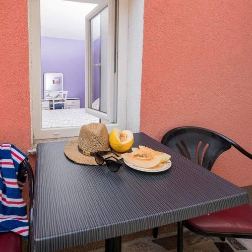 Apartament la parter cu aer condiționat cu 2 camere pentru 4 pers.