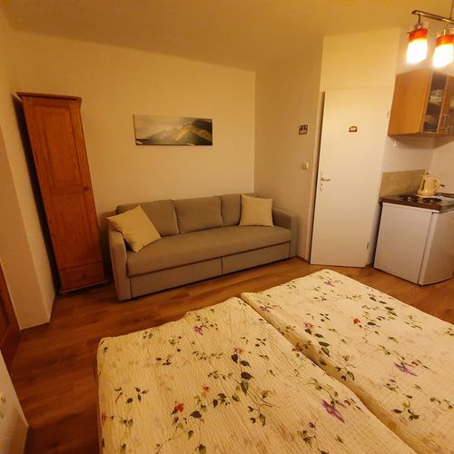 Pokoj s privátní koupelnou mimo apartmán pro 4 os. na přízemí
