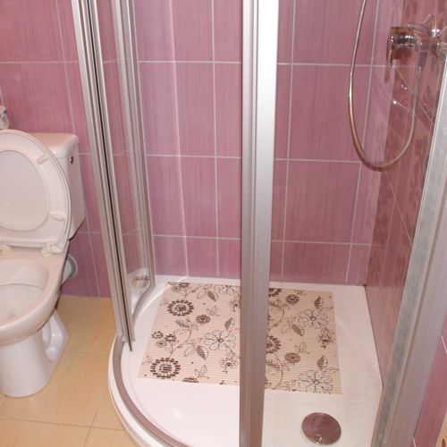 Camera dubla cu duș cu chicinetă comună