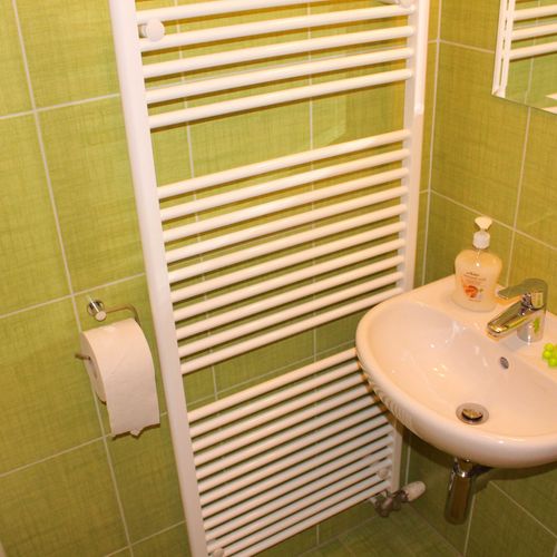 Camera twin cu duș cu chicinetă comună
