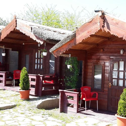 Bungalow pentru 2 pers. (se inchirieaza doar integral)