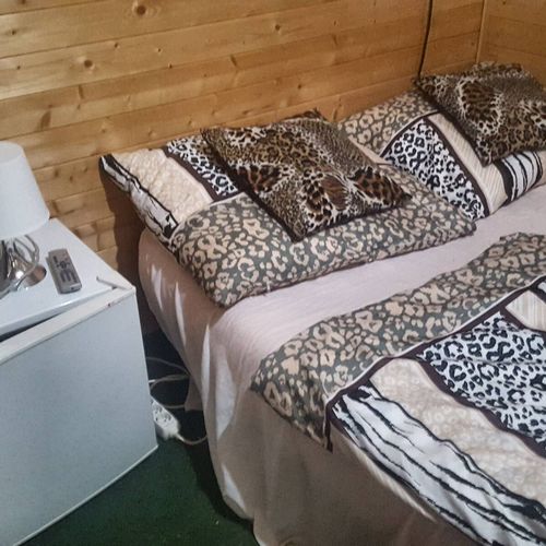 Cabană cu duș cu terasă pentru 4 pers. (se inchirieaza doar integral)