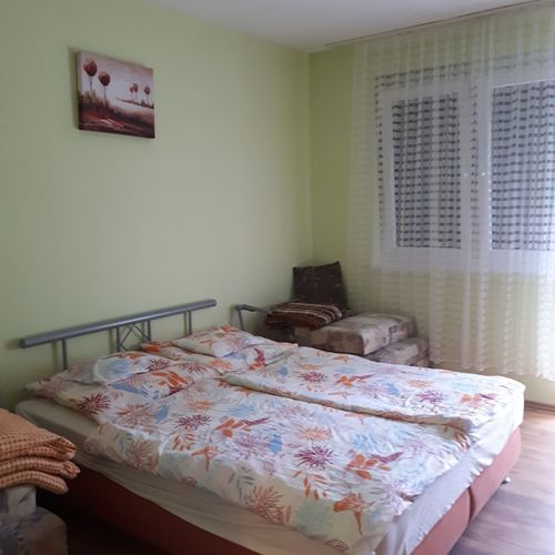 Apartament la etaj cu vedere spre parc cu 2 camere pentru 4 pers. (se poate solicita pat suplimentar)