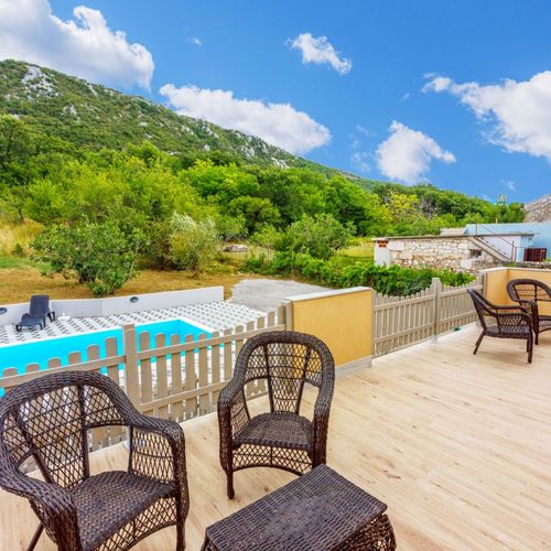 Casă de vacanță cu balcon cu aer condiționat pentru 10 pers. (se inchirieaza doar integral)
