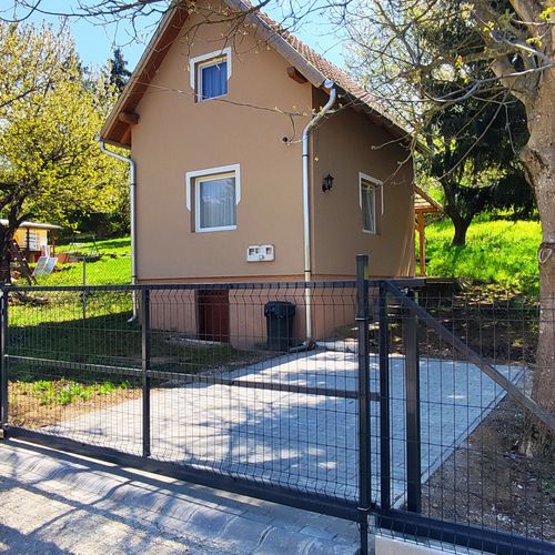 Apartament întreaga unitate cu aer condiționat pentru 4 pers. (se inchirieaza doar integral)