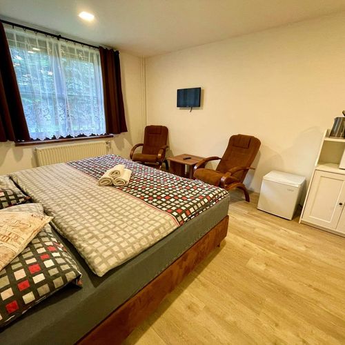 Apartament cu duș cu chicinetă proprie cu 2 camere pentru 4 pers.