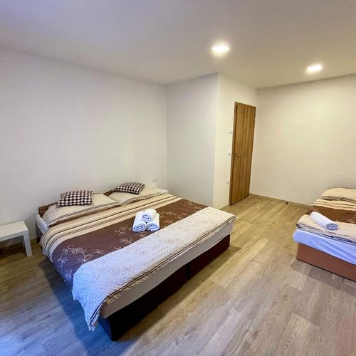 Apartament cu duș cu chicinetă proprie cu 1 camera pentru 4 pers.