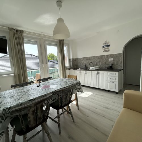 Apartman s klimatizací pro 4 os. se 2 ložnicemi na poschodí (s možností přistýlky)