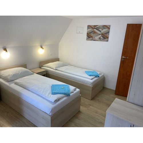 Bungalow familial(ă) cu balcon pentru 4 pers. (se inchirieaza doar integral)