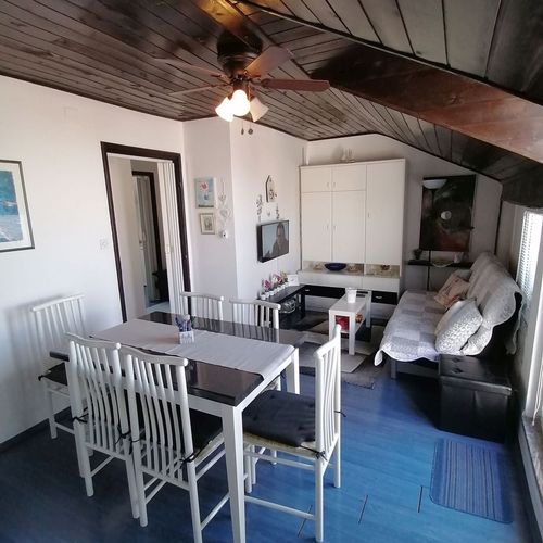 Apartament la etaj cu vedere spre mare cu 1 camera pentru 2 pers.
