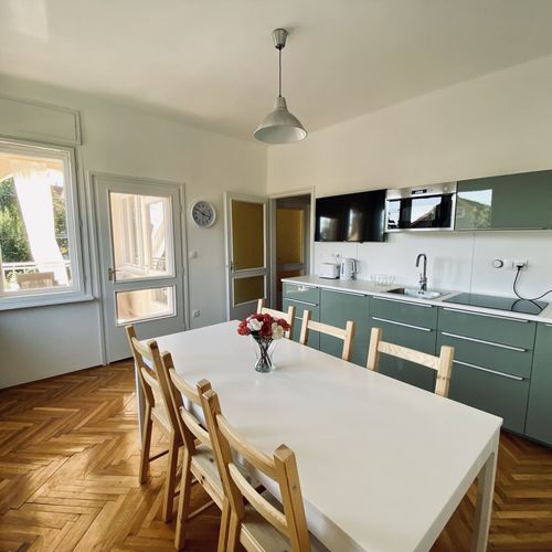 Rodinný Apartman pro 6 os. se 2 ložnicemi na poschodí