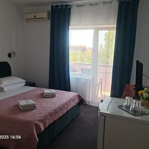 Pokoj s manželskou postelí na poschodí přízemní (s možností přistýlky)