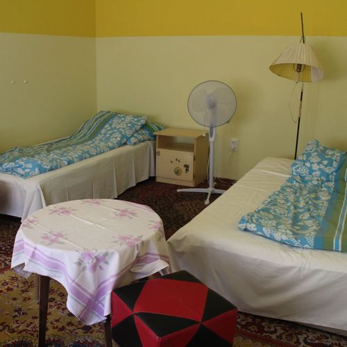 Apartament la parter cu vedere spre curte pentru 6 pers. (se inchirieaza doar integral)