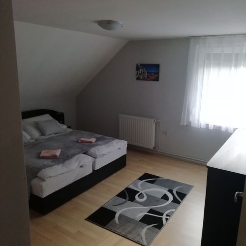 Apartament întreaga unitate cu vedere spre pădure pentru 9 pers. (se inchirieaza doar integral) (se poate solicita pat suplimentar)