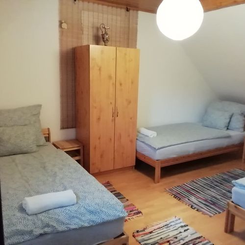 Camera tripla la etaj a