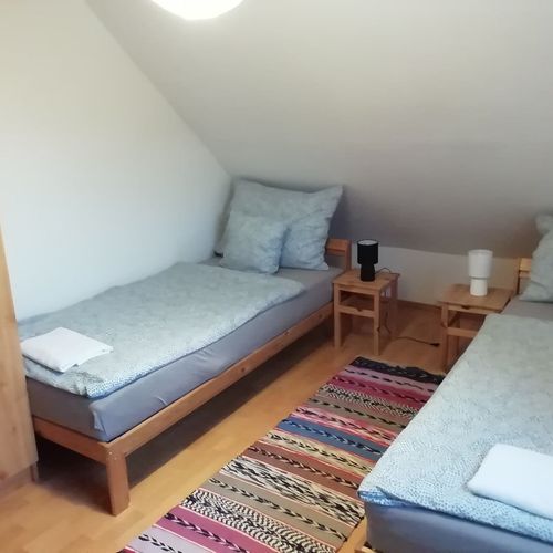 Camera twin cu baie comună cu chicinetă comună