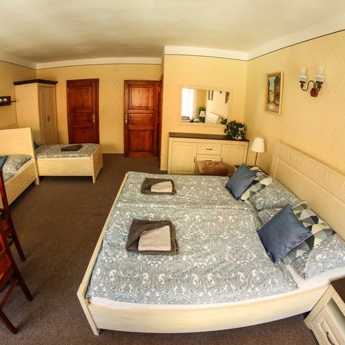 Camera cvadrupla junior cu chicinetă comună