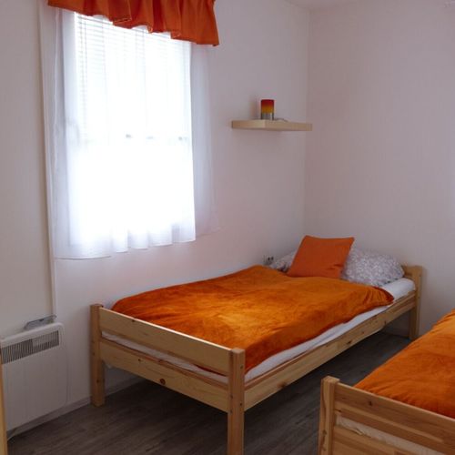 Apartament familial(ă) la parter cu 2 camere pentru 4 pers. (se poate solicita pat suplimentar)