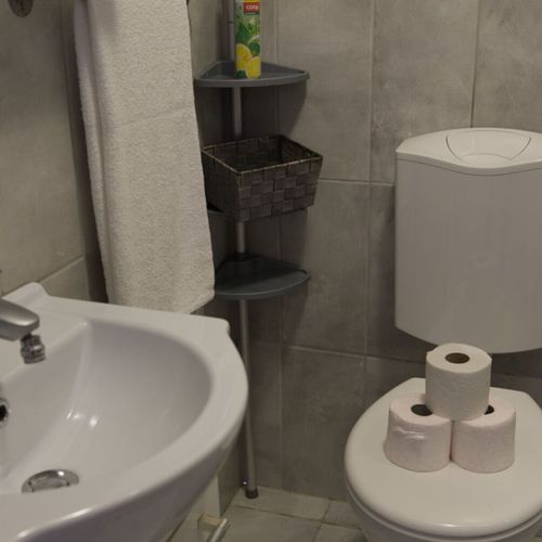 Apartament familial(ă) la parter cu 2 camere pentru 4 pers. (se poate solicita pat suplimentar)