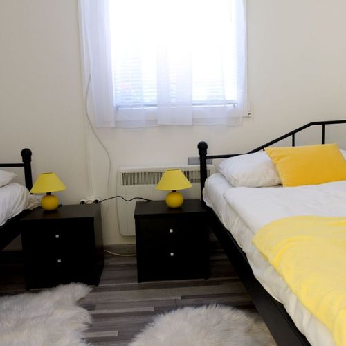 Apartament business la parter cu 1 camera pentru 2 pers. (se poate solicita pat suplimentar)