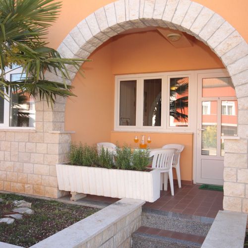 Apartament 6-osobowy z klimatyzacją z tarasem z 2 pomieszczeniami sypialnianymi A-3007-e