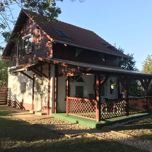 Casă de vacanță întreaga unitate cu terasă pentru 6 pers. (se inchirieaza doar integral)