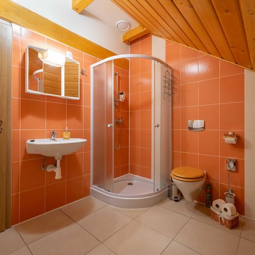 Apartman se sprchou s privátní koupelnou mimo apartmán pro 4 os. (s možností přistýlky)