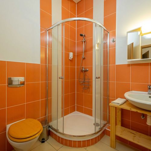 Apartman se sprchou s privátní koupelnou mimo apartmán pro 2 os. (s možností přistýlky)