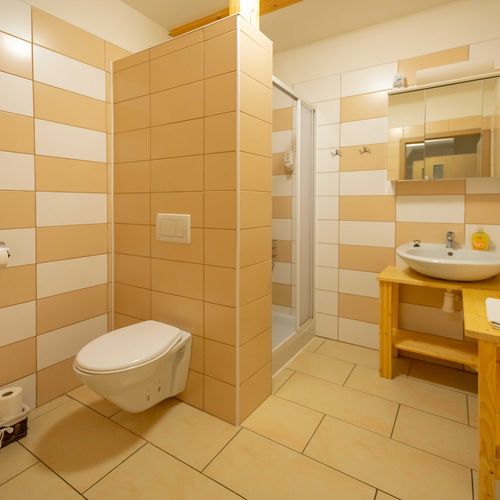 Apartman se sprchou s privátní koupelnou mimo apartmán pro 2 os. (s možností přistýlky)