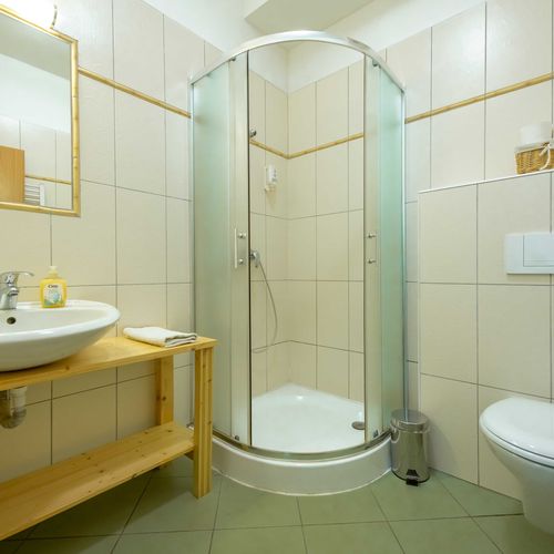 Apartman se sprchou s privátní koupelnou mimo apartmán pro 2 os. (s možností přistýlky)