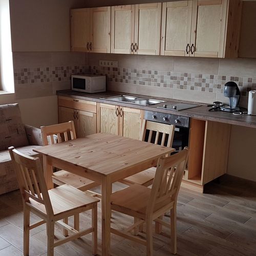 Apartament la parter cu chicinetă proprie cu 3 camere pentru 7 pers. (se poate solicita pat suplimentar)