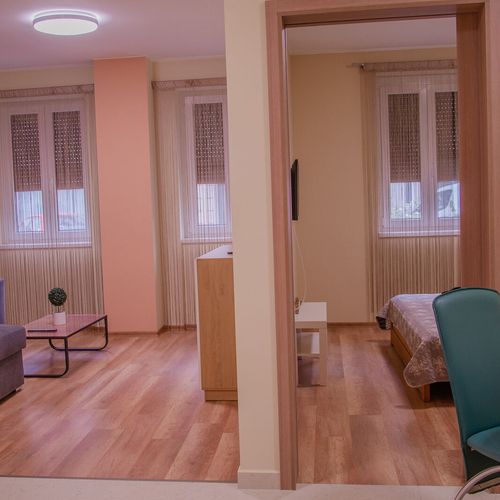 Apartament la parter cu aer condiționat cu 1 camera pentru 2 pers. (se poate solicita pat suplimentar)