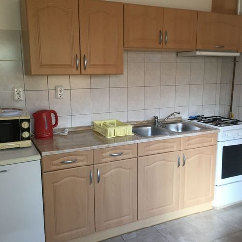 Apartament la parter cu vedere spre grădină cu 1 camera pentru 2 pers. (se poate solicita pat suplimentar)