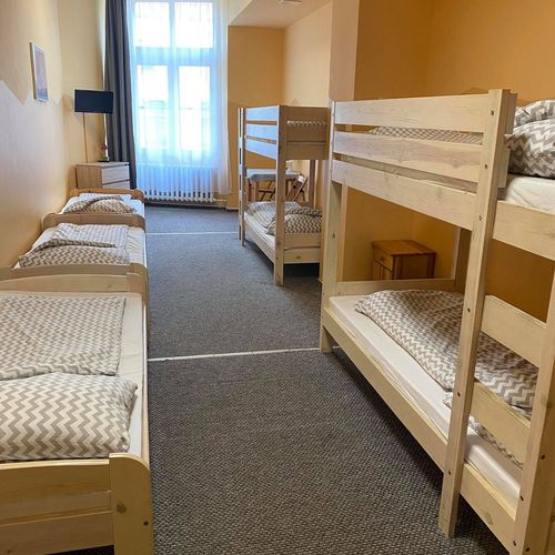 Pokoj se společnou koupelnou se společnou kuchyňkou pro 7 os.