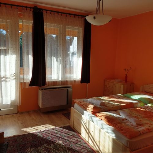 Camera tripla la etaj cu balcon