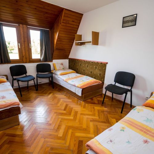 Camera tripla tourist cu baie comună