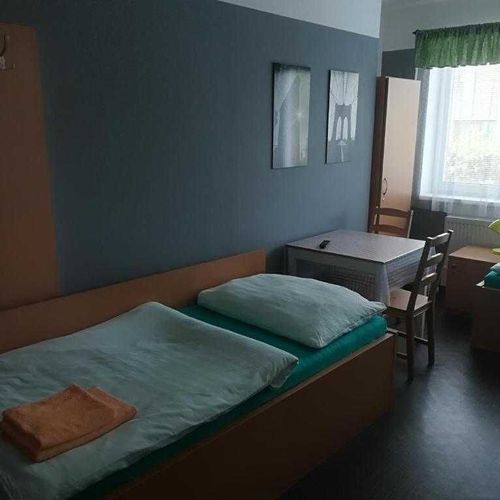 Pokoj s vanou s vlastní kuchyňkou s manželskou postelí