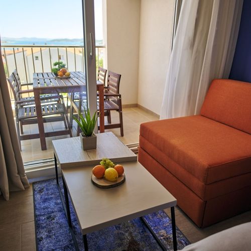 Apartament cu balcon cu vedere spre mare cu 2 camere pentru 3 pers.