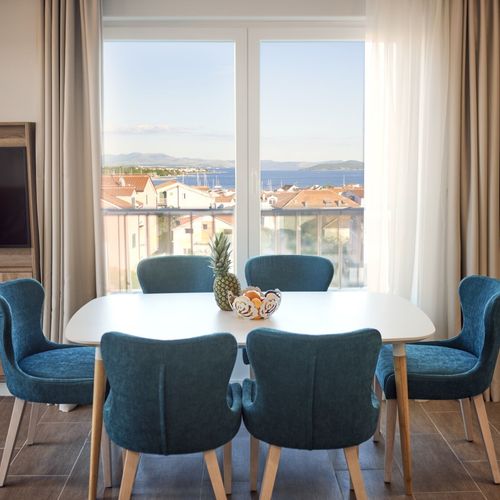 Apartament cu balcon cu vedere spre mare cu 2 camere pentru 4 pers.