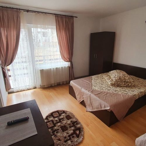 Camera tripla la etaj (se poate solicita pat suplimentar)