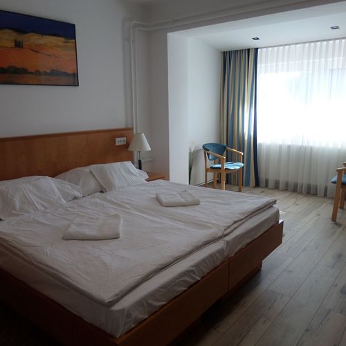 Apartament la etaj cu vedere spre curte cu 2 camere pentru 4 pers.