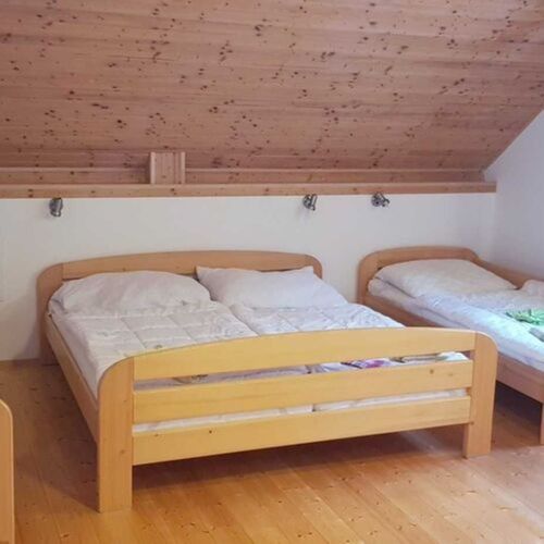 Apartman se sprchou s privátní koupelnou mimo apartmán pro 4 os. s 1 ložnicí