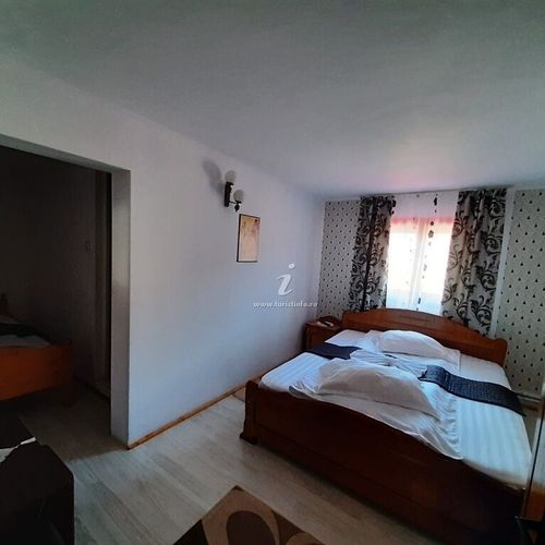 Camera tripla cu baie tV cu ecran plat