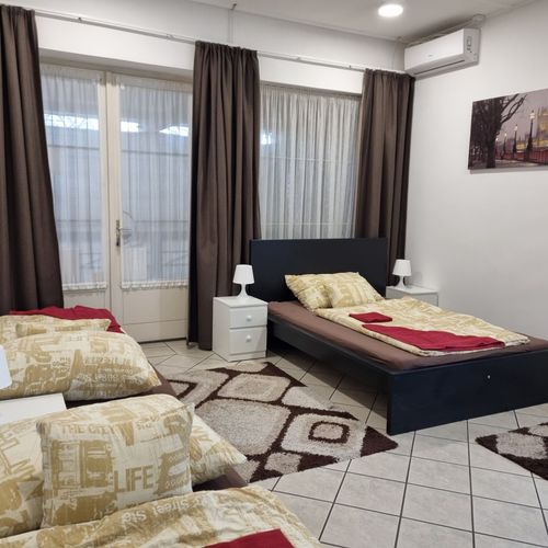 Apartament la etaj cu bucătărie proprie cu 1 camera pentru 3 pers. (se poate solicita pat suplimentar)
