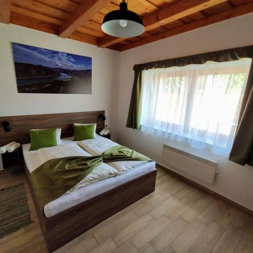Apartament deluxe cu vedere spre grădină cu 2 camere pentru 4 pers. (se poate solicita pat suplimentar)